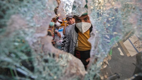 Iraqi protesters clash with Iraqi security forces at Baghdad's Khallani square during ongoing anti-government demonstrations on November 11, 2019. The United States has urged Iraq to hold early polls and carry out electoral reform, after a rights group warned a deadly crackdown on anti-government protesters could spiral into a "bloodbath". Three protesters were shot dead in the southern city of Nasiriyah on November 10 while dozens of demonstrators were wounded in Baghdad. AHMAD AL-RUBAYE / AFP
