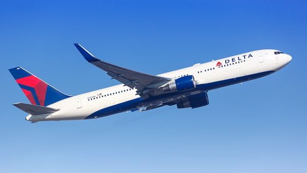 The captain made the decision to order all of the passengers off the aircraft to investigate where it was coming from. (Shutterstock/ File Photo)