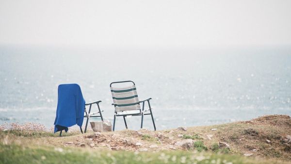 مقعدان على البحر