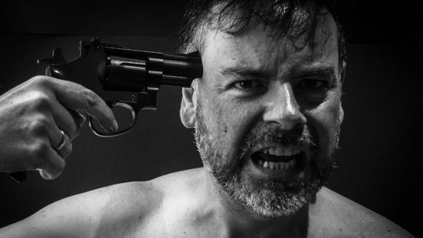 يحاول الانتحار