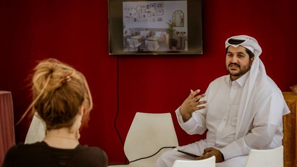 شاب قطري محترف بإعداد القهوة وصاحب مقهى خاص