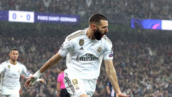 بنزيمة يحتفل بهدفه