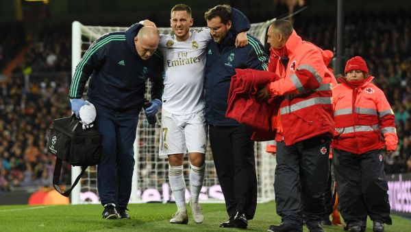 هازارد بعد تعرضه للإصابة