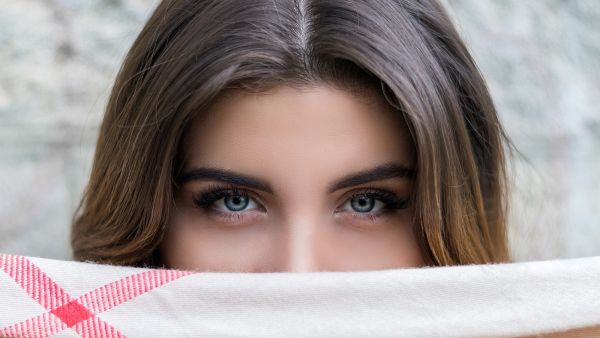 علاجات طبيعية لعلاج قشرة شعر الحواجب