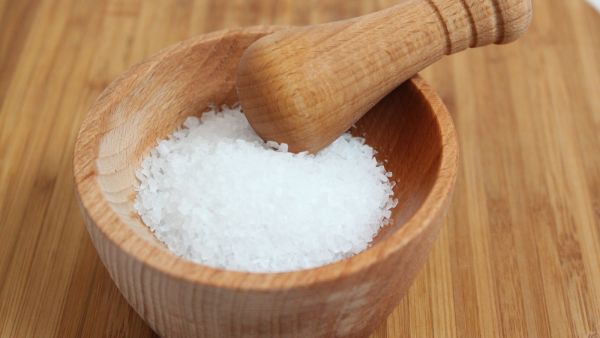 اصنعيه بنفسك: غسول الملح وجوزالهند لتنظيف البشرة