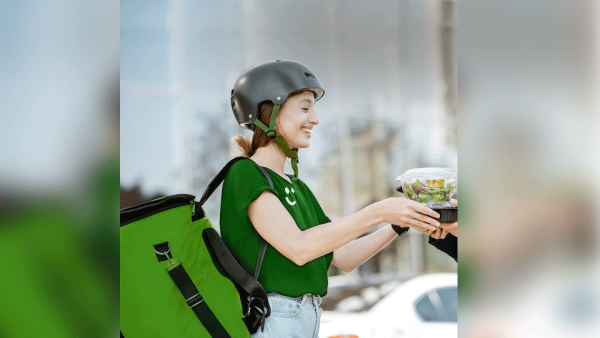 عالم توصيل الطرود لم يعد حكراً على الرجال