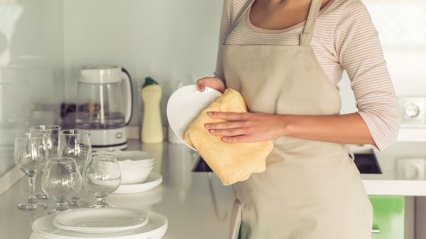 مسحوق القهوة للتخلص من بقايا الطعام الملتصقة بالأطباق