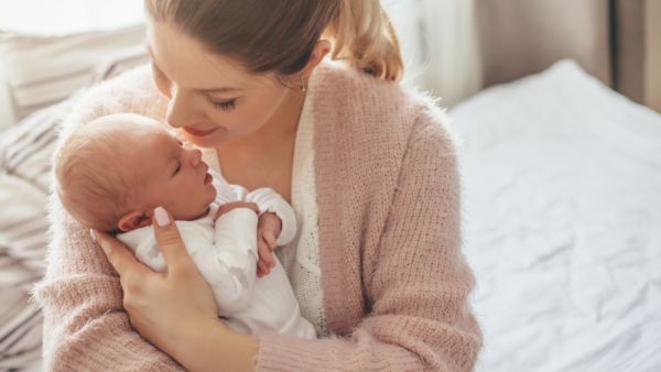 قومي بتمرين ساقي المولود مثل ركوب الدراجة وبخفة ولطف