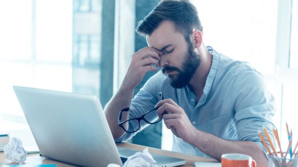 إن الضغط وعدم النوم الكافي وعدم ممارسة التمارين الرياضية هي الأسباب الكامنة وراء الضغط على الجسم