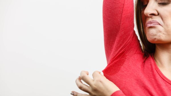 العرق في الواقع هو بلا رائحة لكن البكتيريا التي تعيش على أجسامنا هي سبب هذه الرائحة