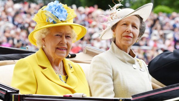 الملكة إليزابيث والأميرة آنا