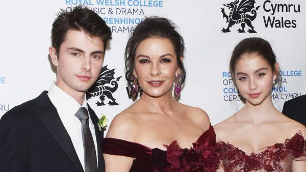 كاثرين زيتا جونز وأبنائها