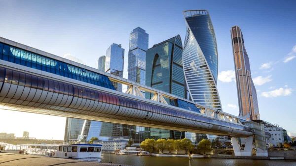 أظهرت أشرطة فيديو، على شبكات التواصل الاجتماعي، عناصر الشرطة يركضون قرب المقر