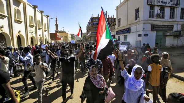 Sudanese protesters march during a demonstration in the centre of Sudan's capital Khartoum towards the prime minister's offices on November 30, 2019, calling upon authorities to deliver justice to those killed in previous protests against the now ousted autocrat Omar al-Bashir. (ASHRAF SHAZLY / AFP)