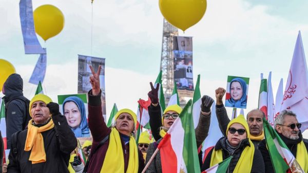 Iranians gather to protest against situation in Iran on the Parvis des droits de l'Homme in Paris on December 2, 2019. ALAIN JOCARD / AFP