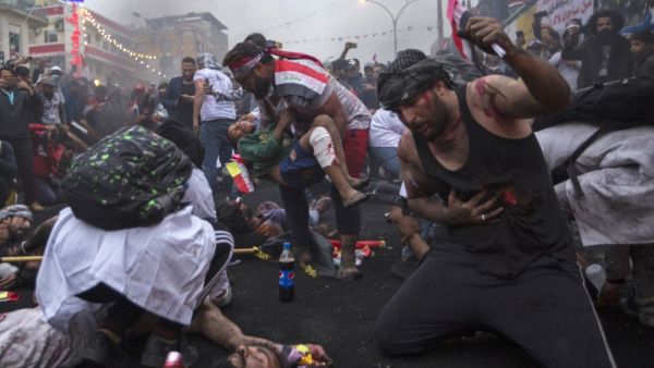 Iraqi actors perform a play representing the ongoing anti-government demonstrations, in Tahrir Square in the capital Baghdad, on December 3, 2019. (AFP/ File Photo)