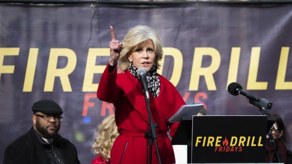 Actress Jane Fonda (C) speaks during a rally to protest against climate change in Washington, DC, on December 6, 2019. JIM WATSON / AFP