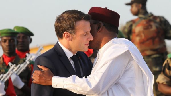 France's President Emmanuel Macron (L) is greeted by Niger's President Mahamadou Issoufou as they take part in a military ceremony at the Martyr Quarter on December 22, 2019, in Niamey, to pay homage to 71 Nigerien soldiers massacred in an attack on December 10 at the Inates military camp in the Sahel country's western Tillaberi region. Ludovic MARIN / POOL / AFP