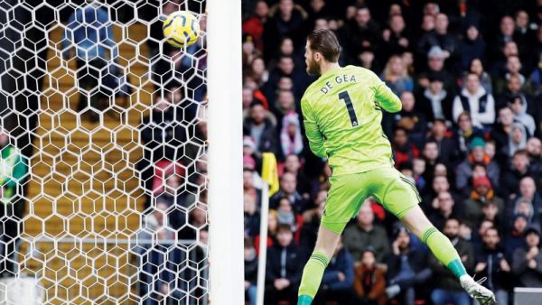دي دخيا يحاول جاهداً تصحيح خطأه دون جدوى بعدما أفلتت الكرة بين يديه معلنة الهدف الأول لواتفورد