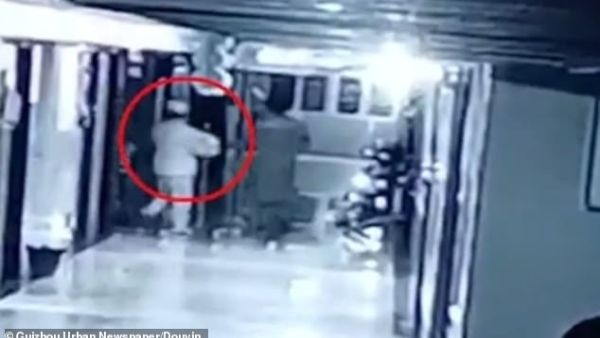 The clip then shows the fake nurse leaving a ward calmly with a newborn baby in her arms. (Video Screenshot)