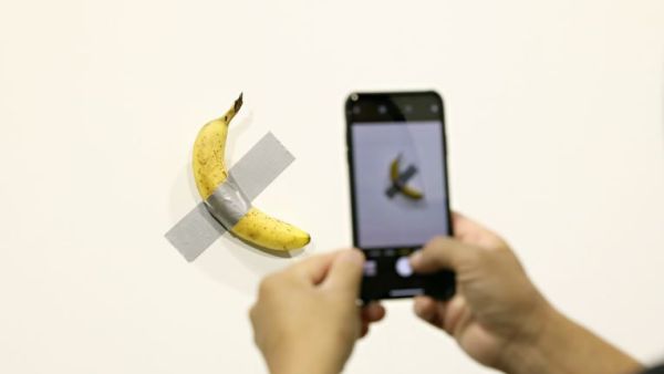 Banana duct taped to wall sells for $120,000 at Florida gallery. (Twitter)