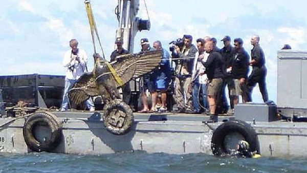 Huge bronze eagle with swastika, adornment of WW2 battleship Graf Spee (Twitter)