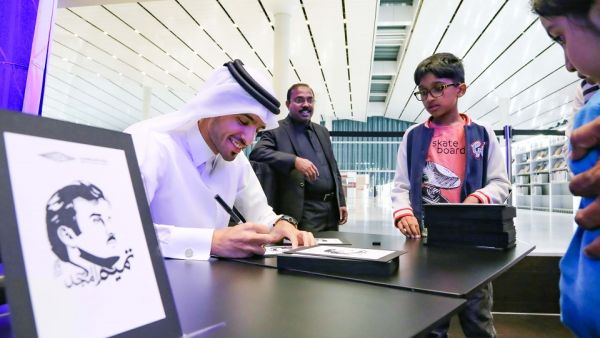 خلال الحدث الفنان التشكيلي القطري أحمد المعاضيد يتواصل مع الجمهور في المكتبة الوطنية