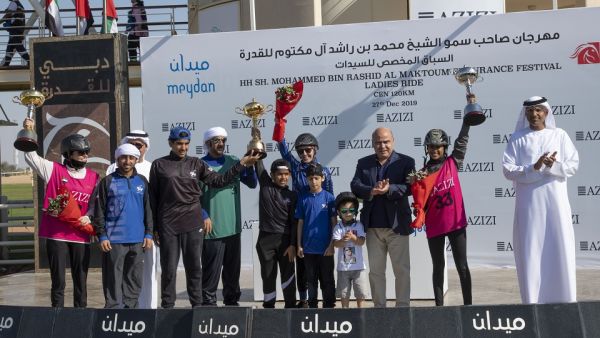 السيد مرويس عزيزي، رئيس مجلس إدارة مجموعة عزيزي يقدم الجوائز للفائزات في "سباق القدرة للسيدات"