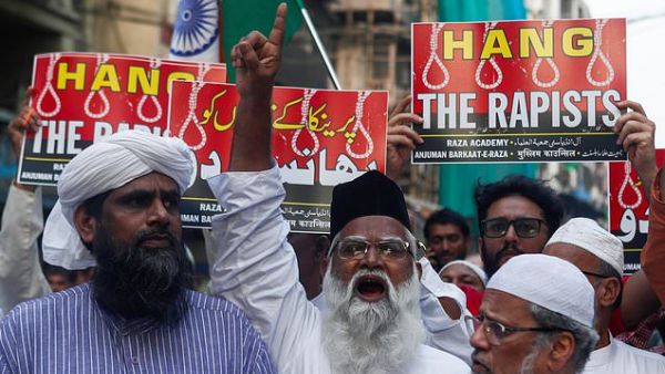 Indian woman is set on fire by rapist (Twitter)