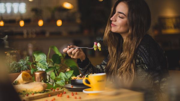 هل تتناول طعامك بسرعة؟ تعرف على تأثير ذلك على جسمك