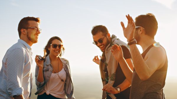 5 مؤشرات تشير إلى أنها تعتبرك "مجرد صديق"
