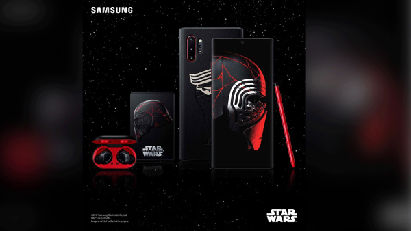 يحتوي هاتفGalaxy Note10+ الخاص بالفيلم على عناصر تصميم حصرية يحتوي هاتفGalaxy Note10+ الخاص بالفيلم على عناصر تصميم حصرية