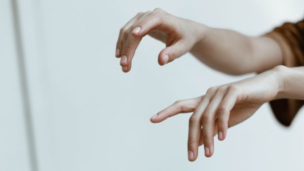 طبيب البوابة: 5 أسباب لارتعاش اليدين