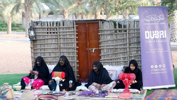 فعاليات ثقافية وفنية في أجواء عائلية تثري تجربة الزوار وتنشر السعادة في المجتمع فعاليات ثقافية وفنية في أجواء عائلية تثري تجربة الزوار وتنشر السعادة في المجتمع