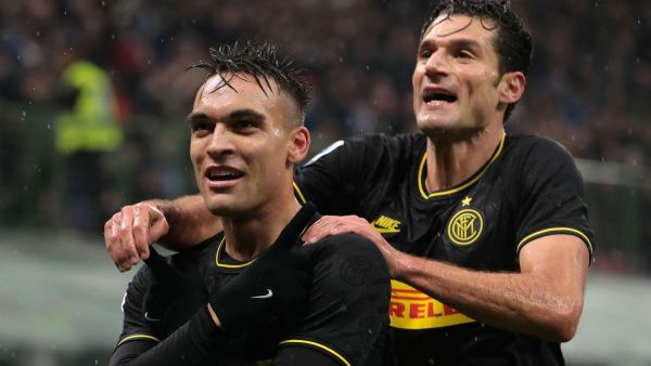 كاندريفا (يمين) ولاوتارو يحتفلان بهدف إنتر الثاني