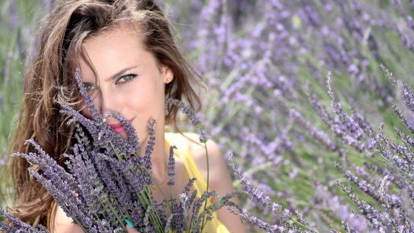  تعرفي على فوائد زيت الخزامي العطري
