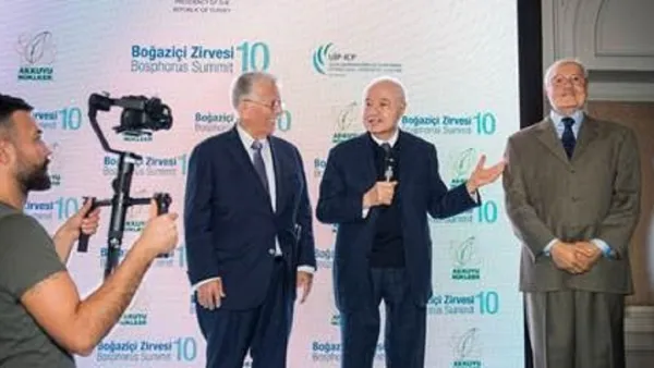 Bosphorus Summit Honors Abu-Ghazaleh With a Statue