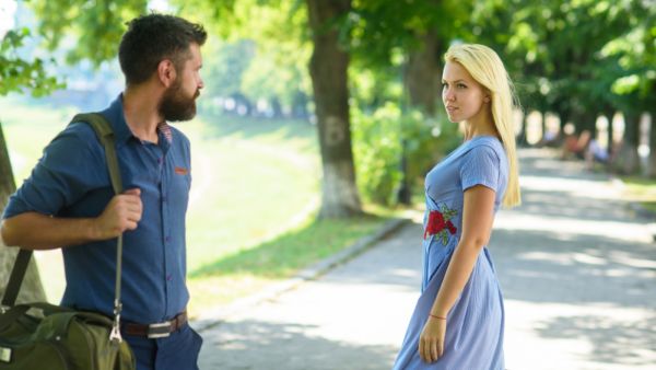 إذا كان الرجل يحب الاستماع كثيراً للمرأة ولا يكل ولا يمل من حديثها أبداً