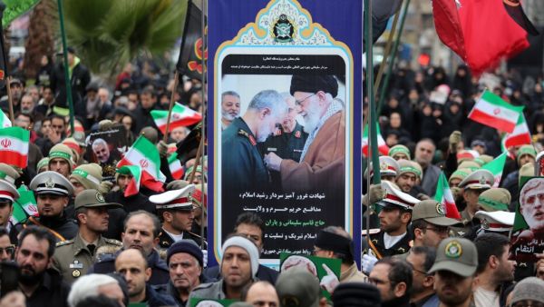 A placard bearing an image of slain Iranian military commander Qasem Soleimani (L) and with the supreme leader of the Islamic republic, Ayatollah Ali Khamenei is carried by Iranians during an anti-US protest over the killings during a US air stike of Iranian military commander Qasem Soleimani and Iraqi paramilitary chief Abu Mahdi al-Muhandis, in the capital Tehran on January 4, 2020. (AFP/ File Photo)