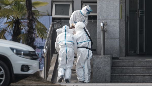 Medical staff members carry a patient into the Jinyintan hospital, where patients infected by a mysterious SARS-like virus are being treated, in Wuhan in China's central Hubei province on January 18, 2020. (AFP/ File Photo)