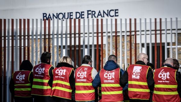 General Confederation of Labour (CGT) unionists of the Banque de France demonstrate outside a bank notes sorting centre of the Banque de France in La Courneuve, outside Paris, on January 22, 2020, as part of a nationwide multi-sector strike against the French government's pensions overhaul. STEPHANE DE SAKUTIN / AFP