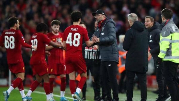 كلوب يحيي لاعبيه الشبان