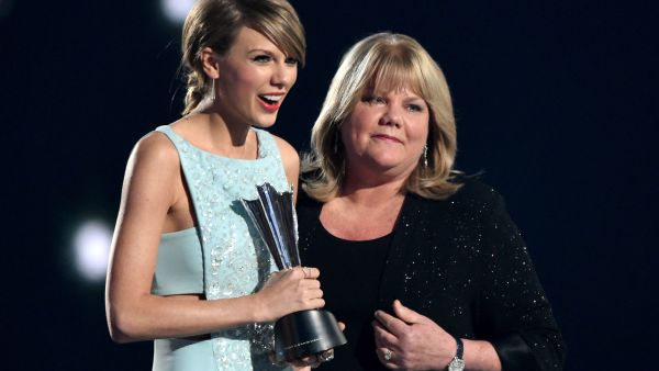 تايلور سويفت ووالدتها