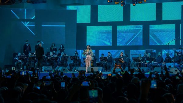 الفنانة أصالة نصري تتألق على المسرح الرئيسي للقرية العالمية في حفل استثنائي