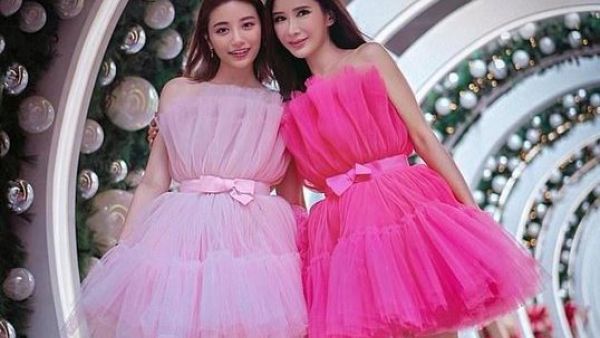 The Instagram Queen Jamie Chua of Singapore twins with lookalike daughter Calista (Twitter)