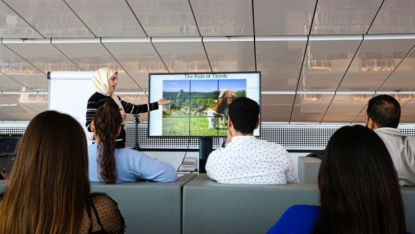 خلال الحدث هواة الكاميرا يتدربون على التصوير الفوتوغرافي الرقمي في مكتبة قطر الوطنية