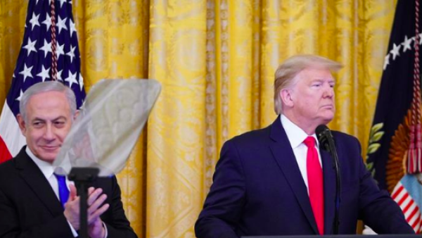 Trump (R) unveils peace plan in White House (AFP)