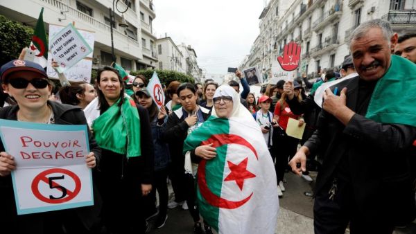 القبض على إرهابي قبل تنفيذه عملية انتحارية وسط المظاهرات في العاصمة الجزائر
