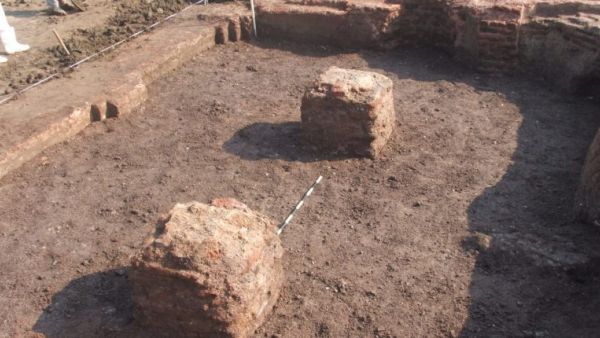 Evidence indicate that it was reused during the Islamic era for protection. (DNE)