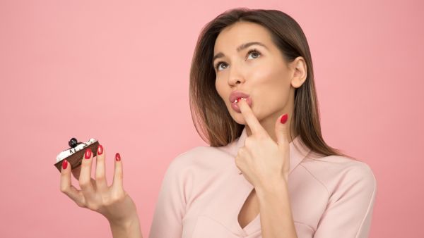 3 أسباب تدفعك إلى الإفراط بالأكل في الشتاء